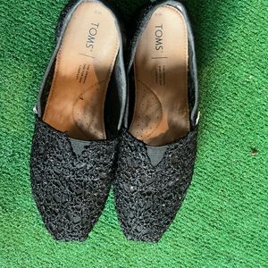 Toms women crochet in black size 8/ barely worn